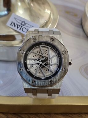 Invicta White and Silver Men’s Sport Watch with Skeleton Dial.Invicta 15000 Silv